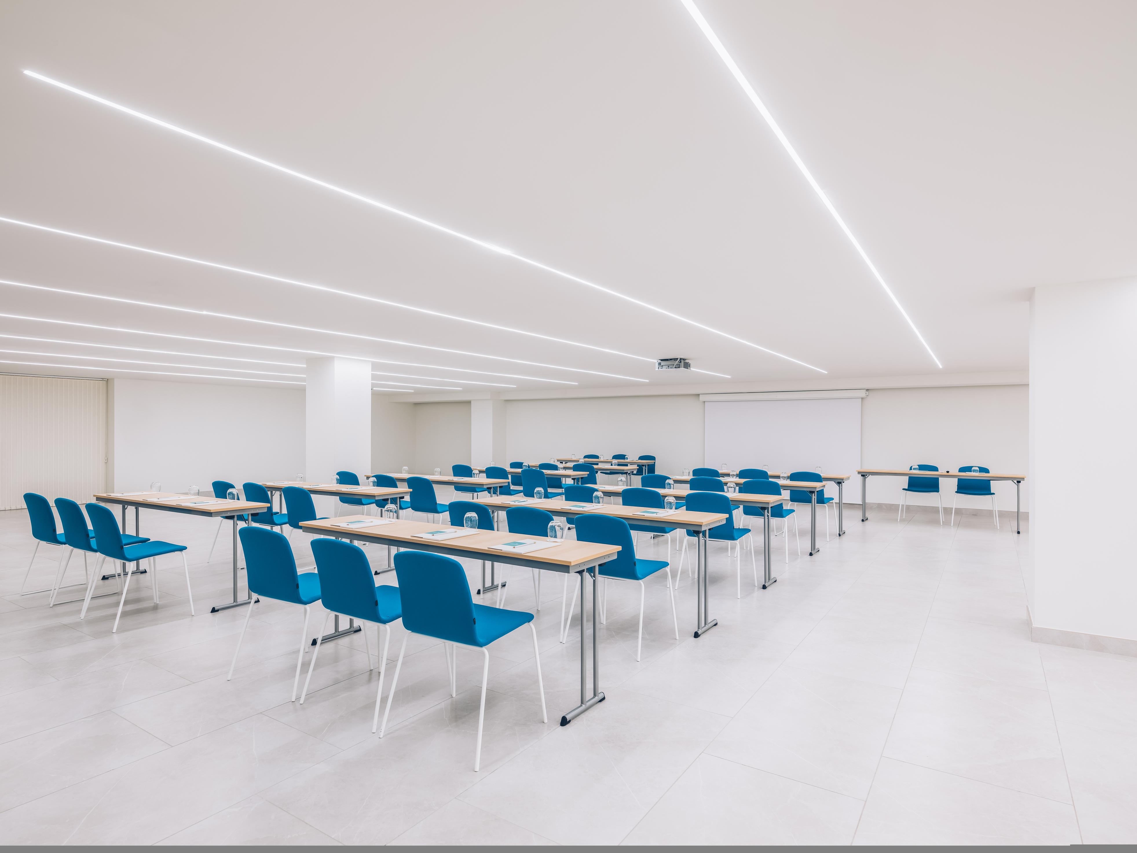 ホテル イベロスター セレクション サビラ アデヘ エクステリア 写真 The interior of the library