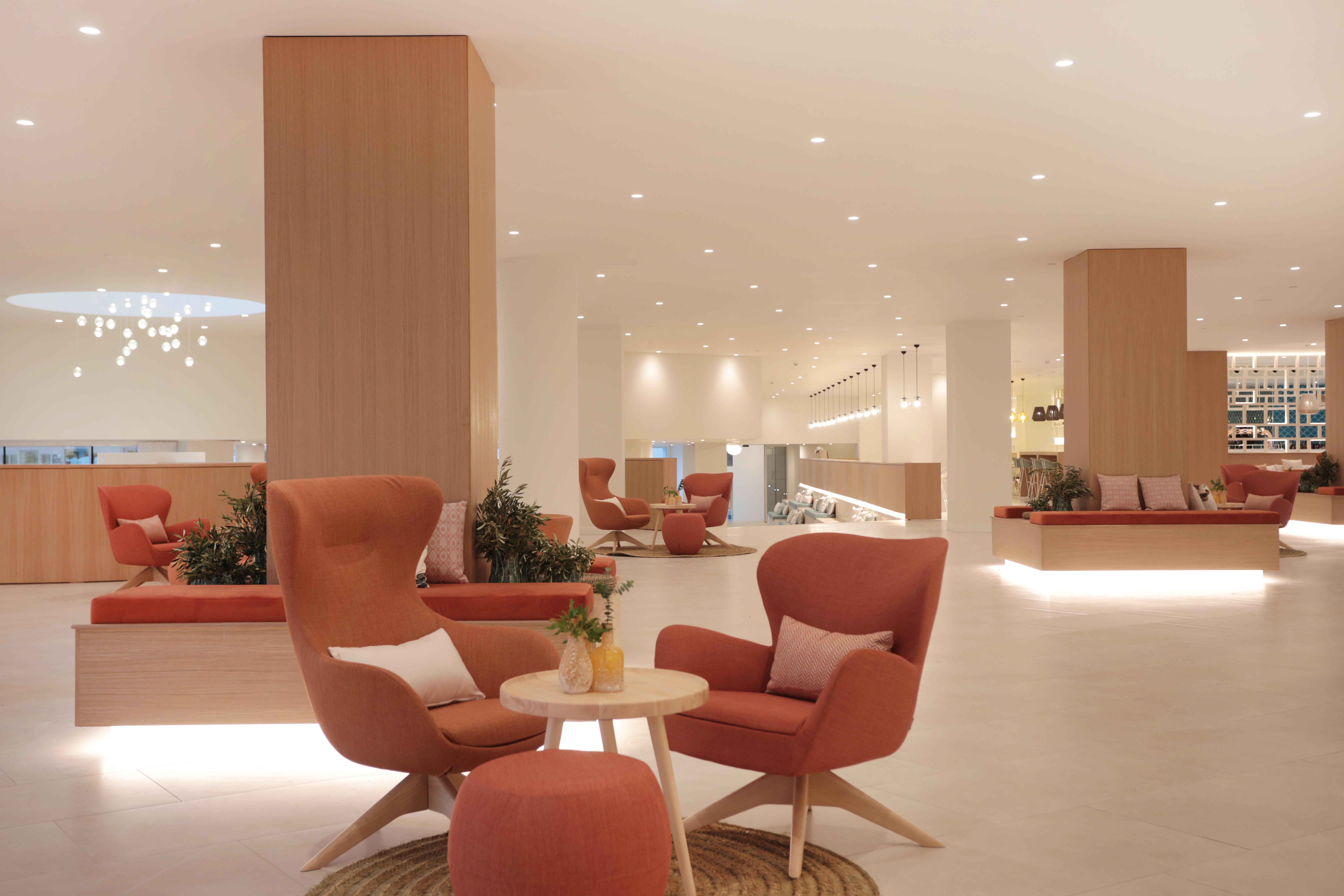 ホテル イベロスター セレクション サビラ アデヘ エクステリア 写真 The lounge at the airport