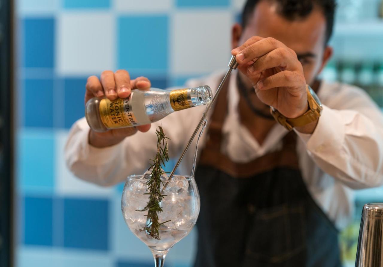 ホテル イベロスター セレクション サビラ アデヘ エクステリア 写真 A bartender preparing a gin and tonic