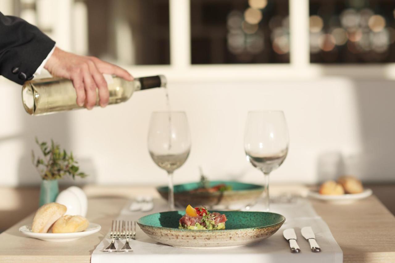 ホテル イベロスター セレクション サビラ アデヘ エクステリア 写真 A waiter serving wine